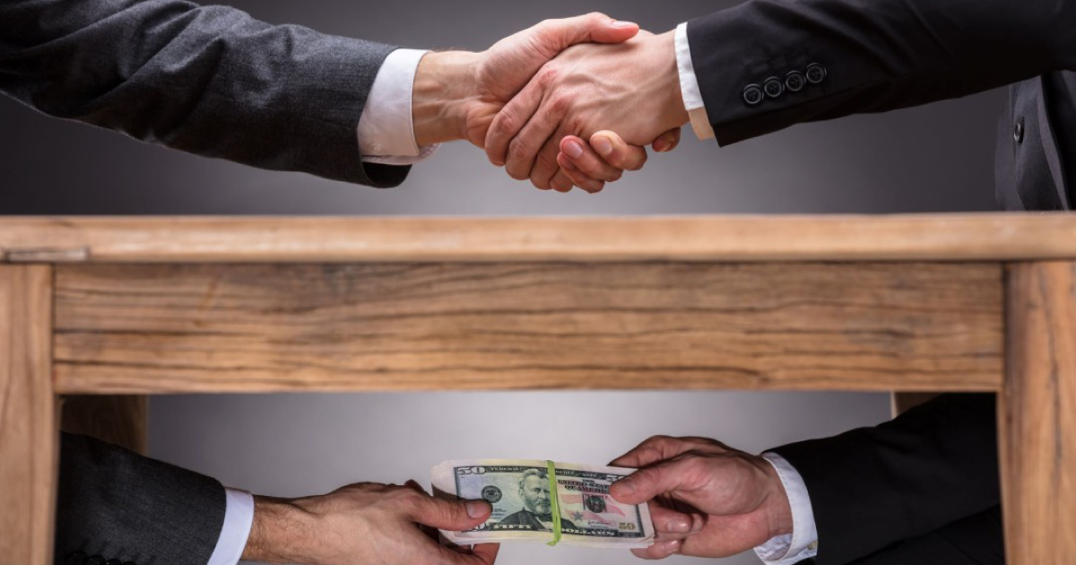 handshake with hands under the table exchanging money || Kistoria