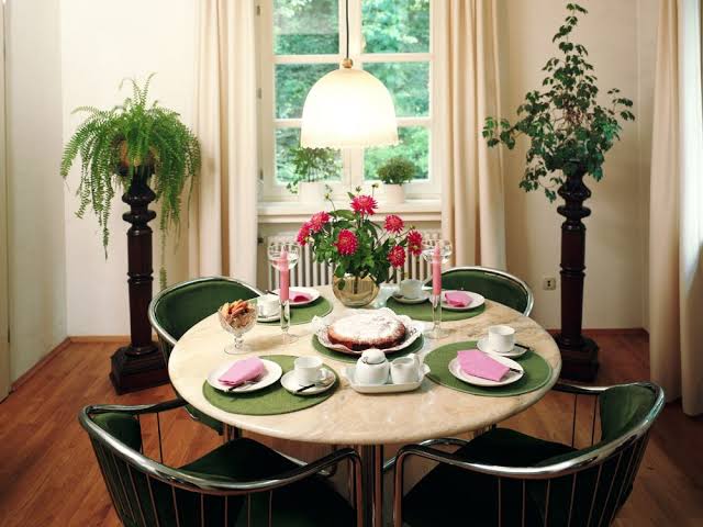 Dining table with food on it || Kistoria